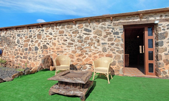 Puerto del Rosario House | Vacation Home "Casa los Javieles" with Mountain View, Garden & Wi-Fi