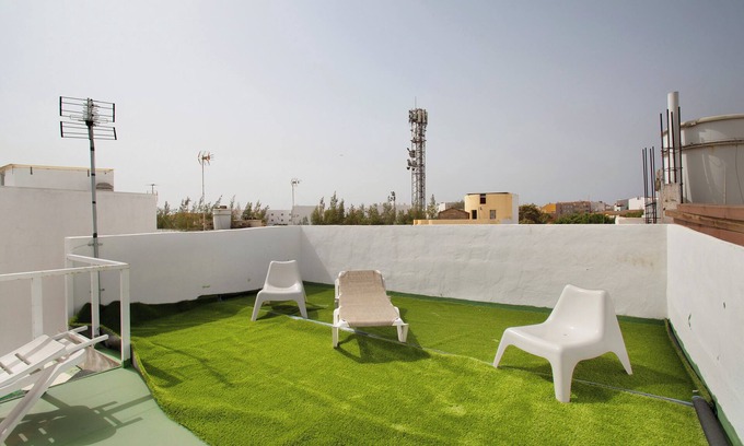 Santa Lucia House | Vacation Home 'Atico Vecindario, Aeropuerto' with Private Terrace, Balcony and Wi-Fi