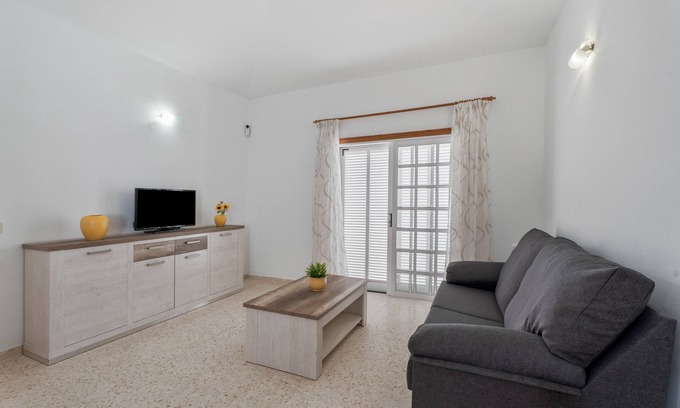 Abades House | Vacation Home 'Bonita Casa Annie' with Private Terrace and Wi-Fi