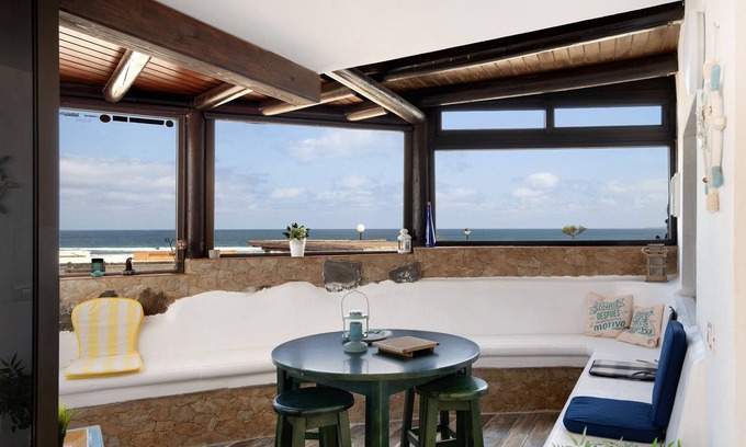 Urbanizacion Famara House | Vacation Home 'Bungalow Famara, Lanzarote' with Sea View, Private Terrace and Wi-Fi