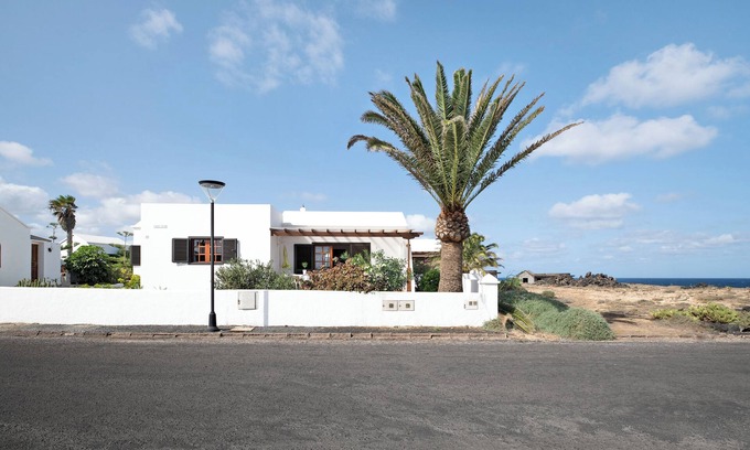 Charco del Palo House | Vacation Home 'Casa Aloe' with Sea View, Terrace & Wi-Fi