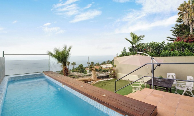 Las Cuevas House | Vacation Home 'Casa Blanca' with Sea View, Private Pool and Wi-Fi