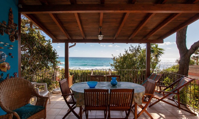 Sas Linnas Siccas House | Vacation Home Casa sulla Spiaggia 1 with Sea-View, Terraces & Garden