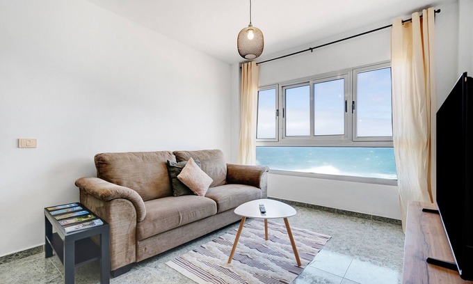 Las Palmas de Gran Canaria House | Vacation Home 'Casa Tila Frente Al Mar' with Sea View, Shared Terrace and Wi-Fi