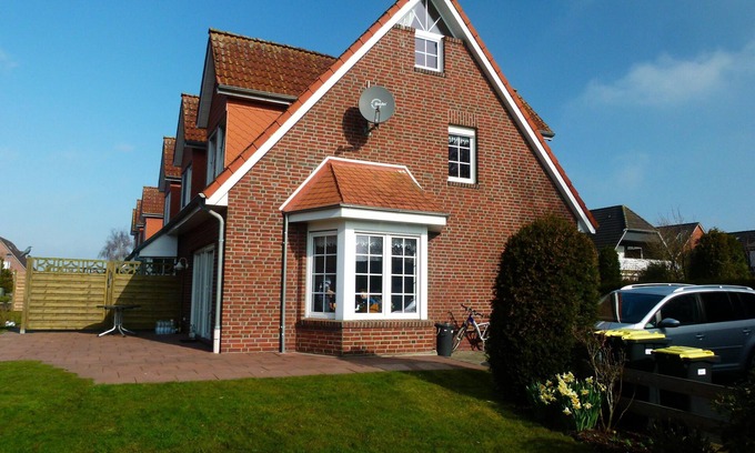 Dornumersiel House | Vacation home directly on the river, close to the beach, WLAN, TV, 6 beds, own jetty
