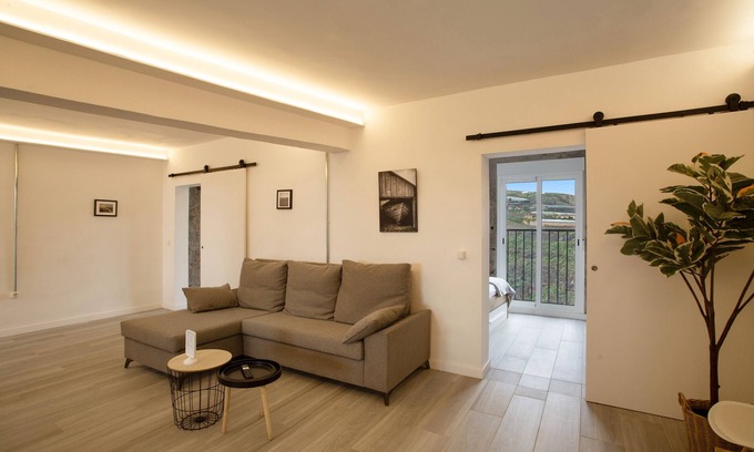 Moya House | Vacation Home 'El Alpendre' with Shared Terrace, Shared Garden and Wi-Fi