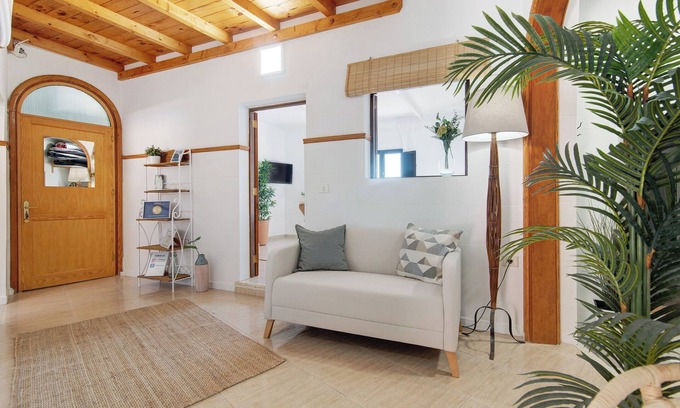 Moya House | Vacation Home "El Altillo House" with Sea View, Shared Terrace & Wi-Fi