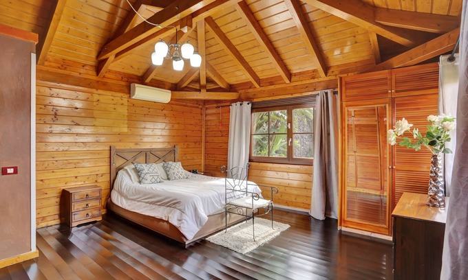 San Cristobal de La Laguna House | Vacation Home 'El Jardin De Gabriel' with Mountain View, Wi-Fi and Air Conditioning