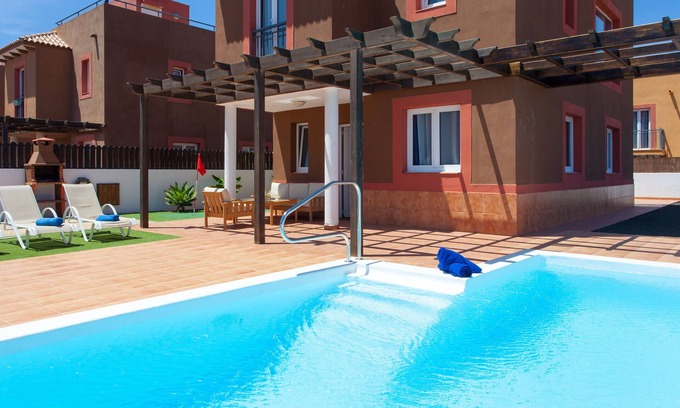 Corralejo Villa | Vacation Home "Emma - Mirador de las Dunas" with Sea View, Pool & Wi-Fi