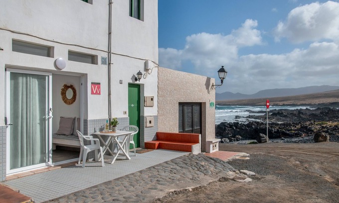 Caleta de Caballo House | Vacation Home 'Ola' with Mountain View and Wi-Fi