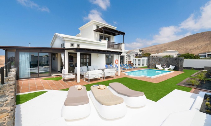 Playa Blanca Villa | Vacation Home "Hipoclub Los Alisios 75" with Sea View, Private Pool & Wi-Fi