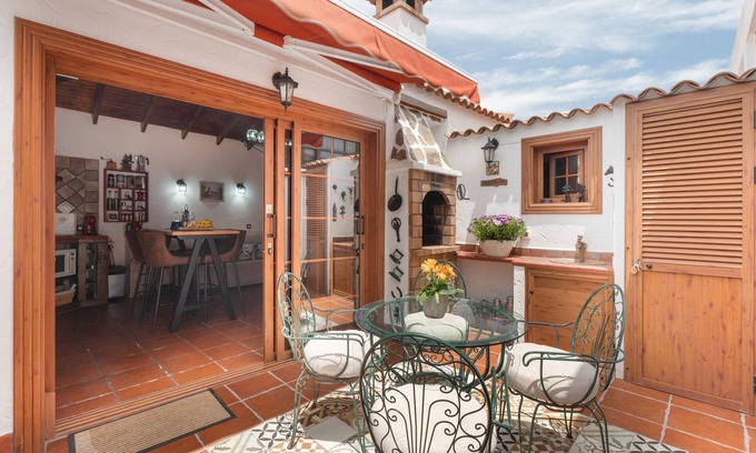 Taucho House | Vacation Home 'La Casita De Conchita' with Sea View, Wi-Fi and Air Conditioning