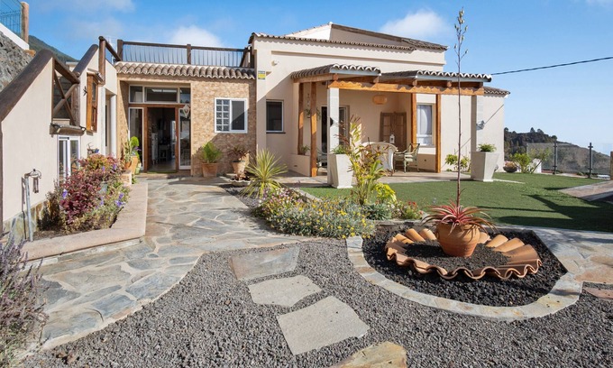 Jedey House | Vacation Home 'Las Golondrinas' with Sea View, Wi-Fi and Air Conditioning