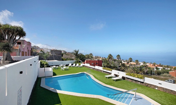 Sauzal House | Vacation Home 'Linaje del Pago Listán Negro' with Sea View, Pool, Private Balcony & Wi-Fi