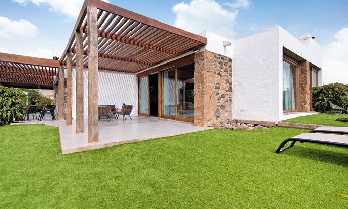 Telde House | Vacation Home 'Lis - Finca La Suerte Grande' with Mountain View, Private Terrace and Wi-Fi