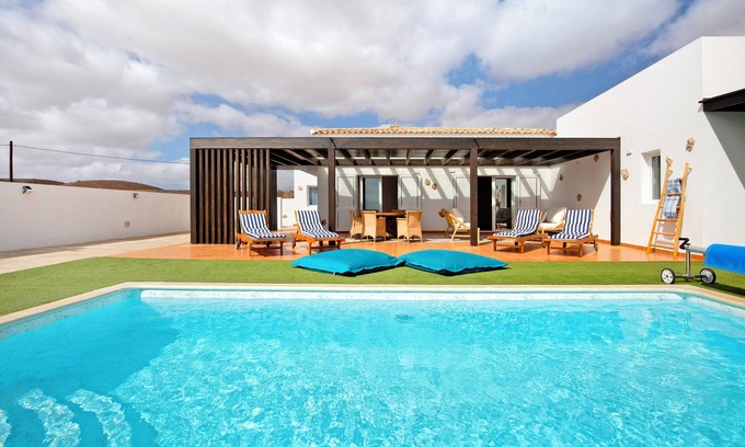 Tuineje House | Vacation Home 'Mayantigo' with Mountain View, Private Pool and Wi-Fi