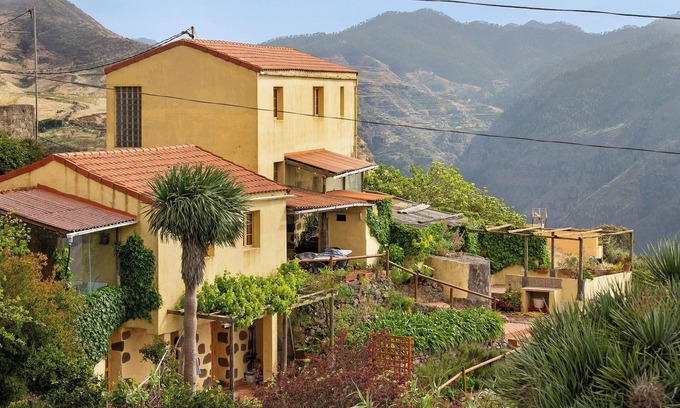 Galdar House | Vacation Home 'Mirador de la Abuela' with Sea View, 2 Terraces & Wi-Fi