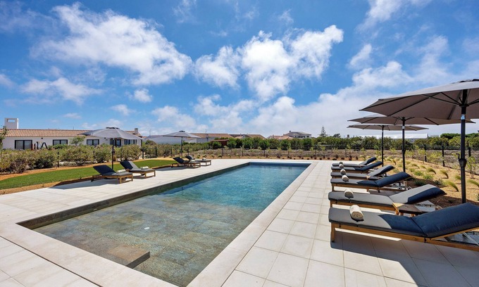 Bemparece House | Vacation Home "Planalto Vicentino - Casa Rosmaninho" with Pool, Terrace & Wi-Fi