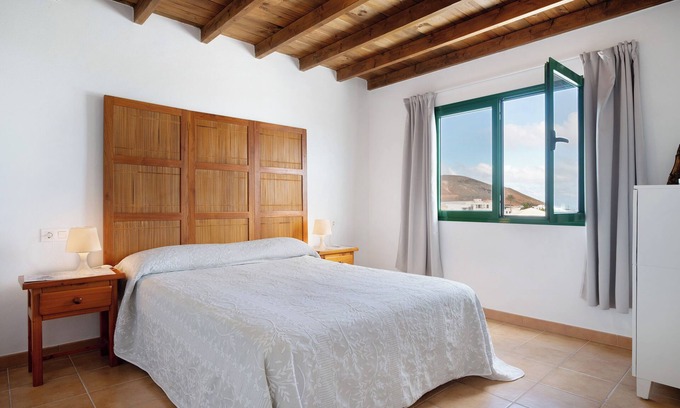 Tinajo House | Vacation Home 'San Roque 2' with Mountain View and Wi-Fi