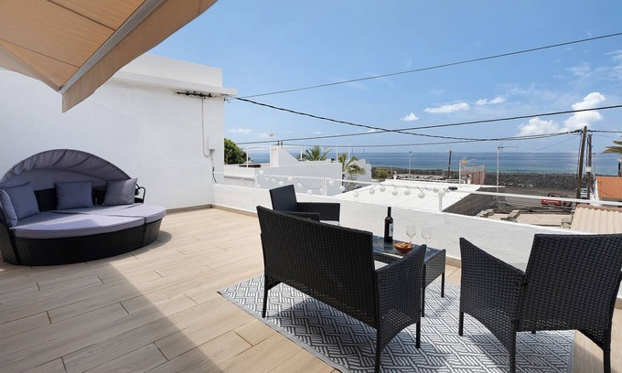 Los Llanos de Aridane House | Vacation Home "Uwe" with Sea View, 2 Private Terraces & Wi-Fi