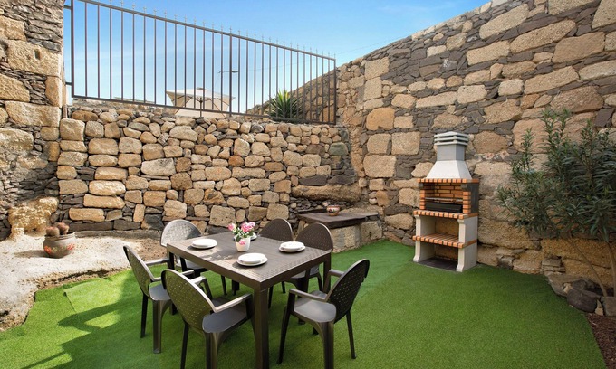 Villa de Arico House | Vacation Home "Villa Esperanza" with Mountain View, Private Terrace & Wi-Fi