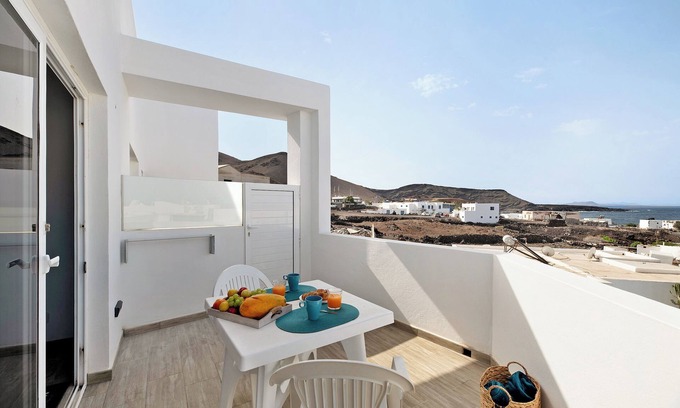 El Golfo House | Vacation Home "Viviendas El Pescador - Ancla" with Sea View, Private Terrace & Wi-Fi