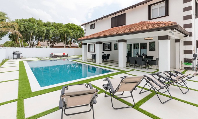 Ludlam House | Vacation home with large Pool 4 bedrooms