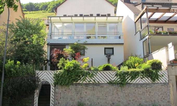 Uerzig House | Vacation home with Moselle view, winter garden, 8 pers., 3 bathrooms, free of charge. Public transport ticket