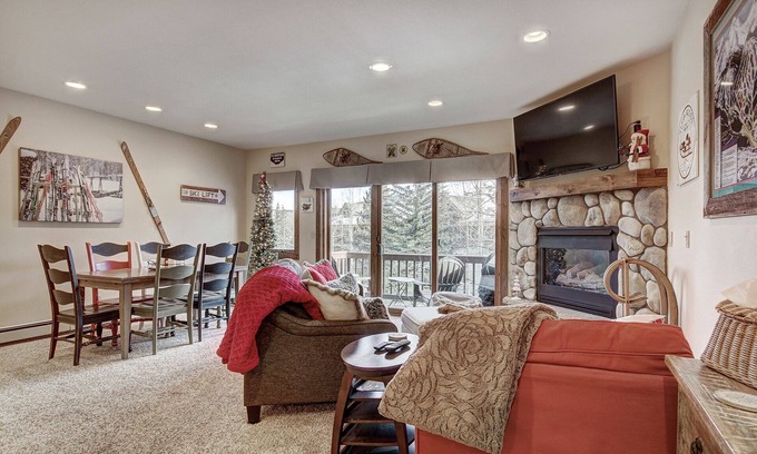 Four O'Clock House | Vacation in style with everything you'd want at Liftside Retreat!