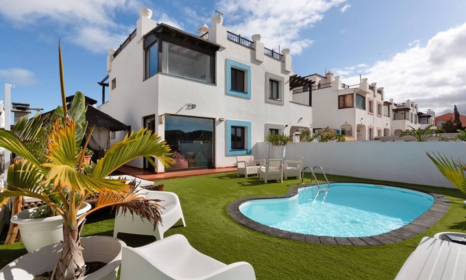 Geafond Villa | Vacation 'La Casa Del Volcano Corralejo' with Sea View, Private Pool and Wi-Fi