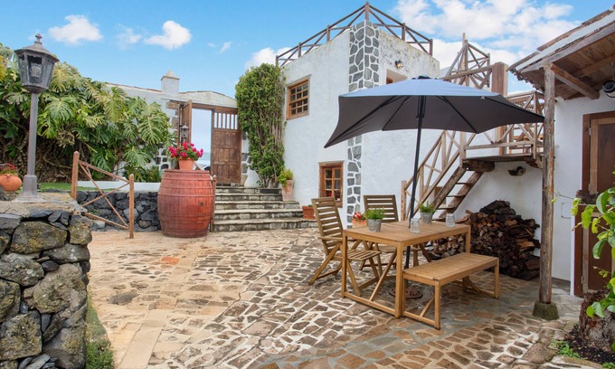 El Tanque Apartment | Vacation 'La Paredita Casa Abona' with Shared Garden and Wi-Fi