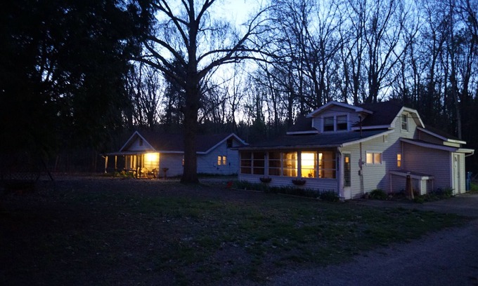 Union Pier Cottage | Vacation like a local Michigander at Guy's Doll House!nFamily & pet friendly.