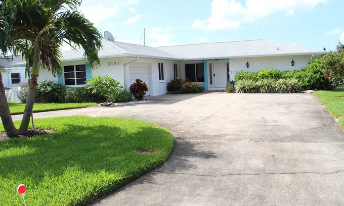 Coquina Key Villa | Vacation Rental Home With All Comfort - Pool, Spa, Screen & Waterfront