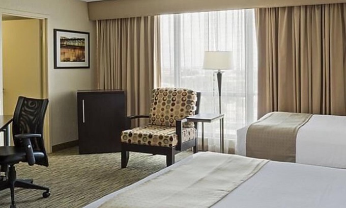 Miami Springs Hotel | Vacation Starts Here! 2 Great Units, On-site Pool, Near Bayside Marketplace!