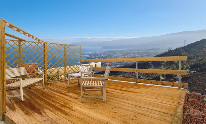 Icod el Alto Apartment | Vacation Studio 'Estudio La Maresia' with Sea View, Private Terrace and Wi-Fi