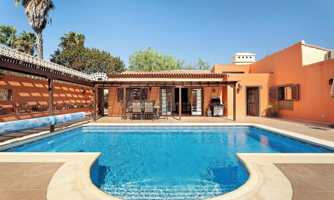 San Miguel de Abona Villa | Vacation Villa 'Esselle' with Mountain View, Wi-Fi and Air Conditioning