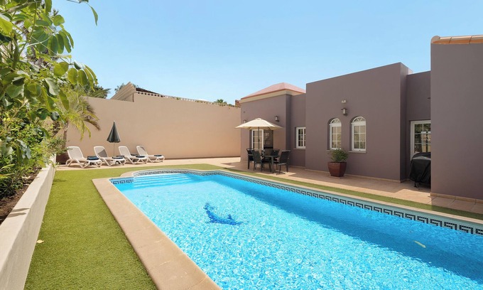 San Miguel de Abona Villa | Vacation Villa 'Jacaranda' with Mountain View, Wi-Fi and Air Conditioning