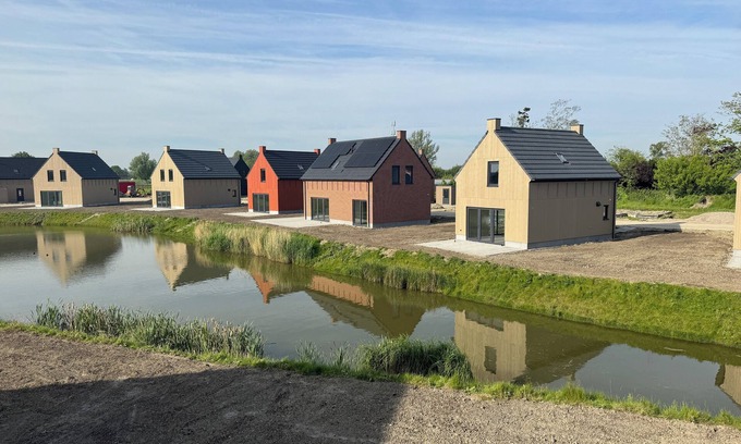 Wolphaartsdijk Villa | Vacation villa directly on the water North Sea, vacation park, restaurant, swimming pool 3 rooms