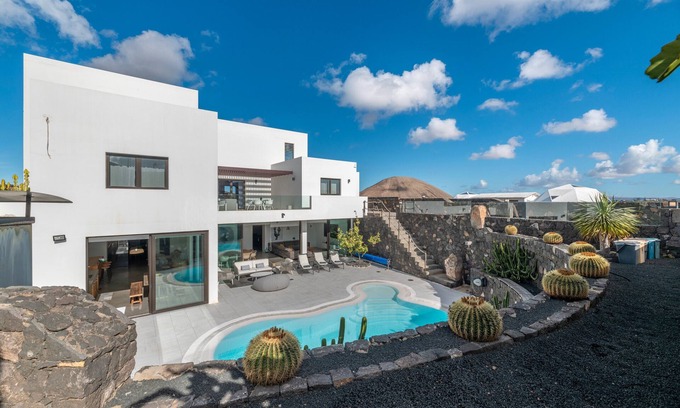 Tinajo Villa | Vacation Villa 'Tinguaton' with Mountain View, Wi-Fi and Air Conditioning