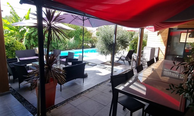 Lesmont House | Vacation villa with swimming pool near Orient lakes in Champagne (Villa Temple)