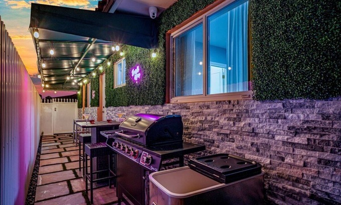 Coral Way House | Vacay Spot Happy Escape 15Min Beach Massage Shower