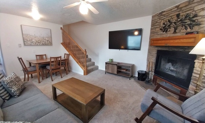 Red River House | Valley Condo 101 - Creekside - End Unit - Wi-Fi - Hot Tub - Fireplace - Washer/D