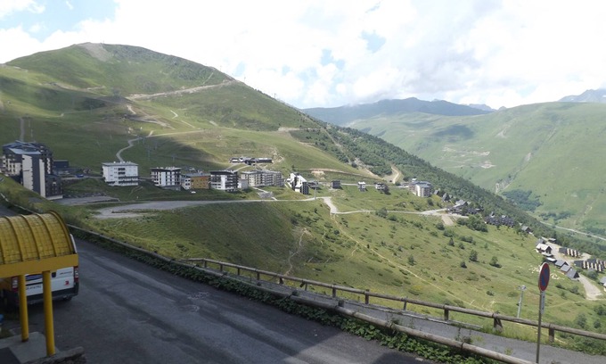 Cadeilhan-Trachere Apartment | Valley view apartment