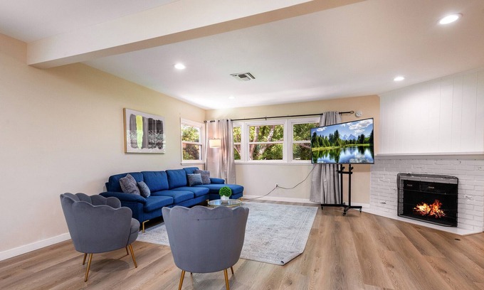 Reseda House | Valley Vista Retreat: A Serene Haven of Modern Elegance