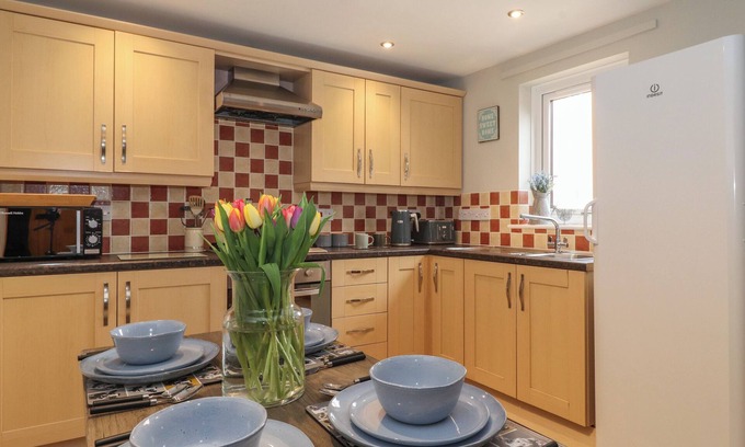 Carlisle Cottage | VALLUM REST, pet friendly, with a garden in Burgh By Sands
