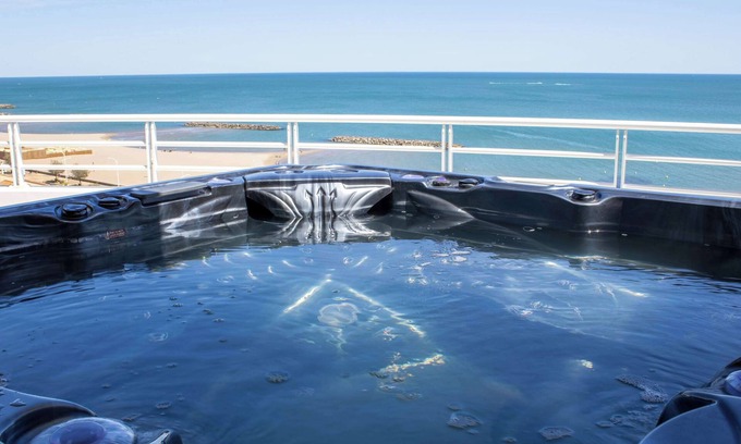 Valras-Plage Apartment | Valras’Loc Sélect – Panarea Grand Prestige Duplex with Private Spa & Sea View