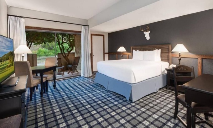 Boerne Hotel | Value Stay! Short Walk to San Antonio Rose Palace! Free Parking & Pet-friendly