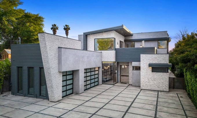 Tarzana Villa | Vanalden - Luxury Estate, Gated with Entertainer's Backyard