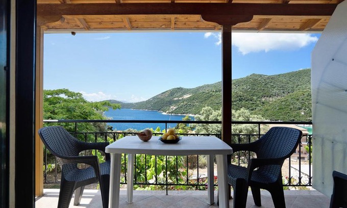 Mikros Gialos Apartment | Vardia studio B