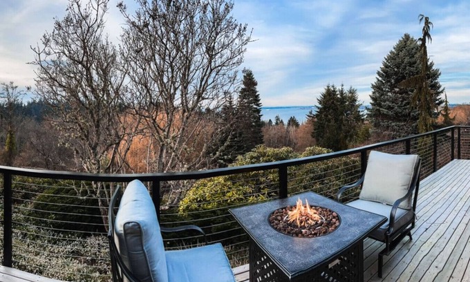 South Colby House | Vashon View Cottage - Vashon, WA